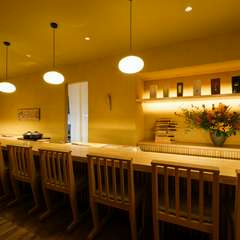 料理人の調理技や臨場感を楽しめるカウンターでの演出が人気