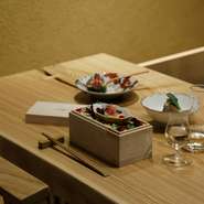 近江町市場近くのホテル内にあり、大人のくつろぎにふさわしい風情と静かさ。見事な一枚板のカウンター席で、ゆっくり季節の滋味にひたれます。地元食材と地酒が豊富なので、金沢の一人旅グルメの特等席にも！