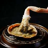 地物の旬魚介を軸に、海の幸の最高峰のおいしさを味わう季節限定コース。冬季の逸品は蟹。ズワイガニの高級ブランド「加能ガニ」は目の前で捌かれ鮮度抜群！しゃぶしゃぶは同じカニのミソで味わう粋な趣向。