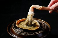 地物の旬魚介を軸に、海の幸の最高峰のおいしさを味わう季節限定コース。冬季の逸品は蟹。ズワイガニの高級ブランド「加能ガニ」は目の前で捌かれ鮮度抜群！しゃぶしゃぶは同じカニのミソで味わう粋な趣向。