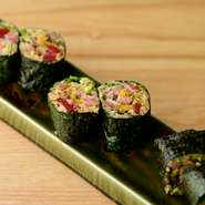 トロたくにも季節感を添えるのが空汐流。本鮪のトロと、いぶりがっこや浅漬けなど時季に合うたくあんを組み合わせ、和の香草を巧みにきかせて、季節の香りや食感の楽しさを表現。アラカルトメニュー常連一押しの品。