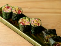 トロたくにも季節感を添えるのが空汐流。本鮪のトロと、いぶりがっこや浅漬けなど時季に合うたくあんを組み合わせ、和の香草を巧みにきかせて、季節の香りや食感の楽しさを表現。アラカルトメニュー常連一押しの品。