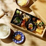 旬の地元食材と石川県産米で紡ぐ和朝食。「潮」の満ち引きのような味の強弱をつけた盛付けの趣向も評判です。
※席数に限りがあるので、電話などでの予約をお願いします。
※ホテルの宿泊客でない方も利用できます。