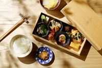 旬の地元食材と石川県産米で紡ぐ和朝食。「潮」の満ち引きのような味の強弱をつけた盛付けの趣向も評判です。
※席数に限りがあるので、電話などでの予約をお願いします。
※ホテルの宿泊客でない方も利用できます。