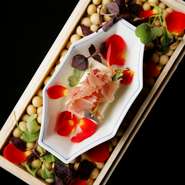 その日の食材を見極め仕立てた空汐のオリジナルコースをご堪能ください。
シーンや予算に応じて3種のコースからお選びいただけます。
※詳細・予約は「コース」ページをご覧ください。