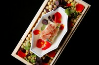 その日の食材を見極め仕立てた空汐のオリジナルコースをご堪能ください。
シーンや予算に応じて3種のコースからお選びいただけます。
※詳細・予約は「コース」ページをご覧ください。