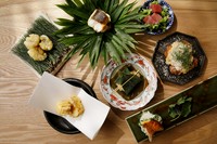 素材の格を極め、調理の妙が尽くされた巧みなコース。
一皿ごとに季節の物語が紡がれ、洗練された構成と奥行きある味わいで、特別なひとときをお届けします。
記念日のお祝いや大切な方との会食におすすめです。 