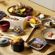 最高峰の旬食材で織りなす贅沢なコース。
季節の瞬間を愛でる美味が絶妙な緩急で登場し、空汐の醍醐味に心ゆくまで浸れます。
記念日や会食、旅行を彩る夕食に、旬の幸を深く堪能いただける品々が人気です。