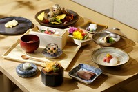 最高峰の旬食材で織りなす贅沢なコース。
季節の瞬間を愛でる美味が絶妙な緩急で登場し、空汐の醍醐味に心ゆくまで浸れます。
記念日や会食、旅行を彩る夕食に、旬の幸を深く堪能いただける品々が人気です。