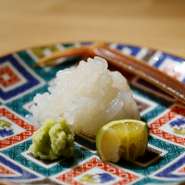 加賀と能登が誇る石川県産ブランド「加能ガニ」を28,000円のコースでご提供。（11月初旬～3月下旬）
刺身、焼き、天ぷら、しゃぶしゃぶなど、冬季の贅沢食材≪蟹≫の旨みを最大限に引き出す料理をご提供します。