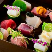 3種のコース共通のお造りは格別の美味しさ。四季折々の上質な魚介を選りすぐり、魚種ごとに最適な調理でご提供。鮮度抜群の魚、熟成で旨みを増した魚、薬味で季節の香りを纏う魚など、物語のある美味を楽しめます。