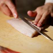 最高においしい“瞬間”を届けるため、カウンター席ではお造りを握り寿司のように一つずつ仕上げ、つくりたてを提供。温度帯の配慮もきめ細やかです。
※テーブル席では上の写真のような盛合せで提供。