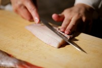 最高においしい“瞬間”を届けるため、カウンター席ではお造りを握り寿司のように一つずつ仕上げ、つくりたてを提供。温度帯の配慮もきめ細やかです。
※テーブル席では上の写真のような盛合せで提供。