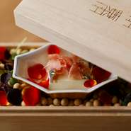 空汐では、お通しをお出ししております。
ディナーコースの物語の始まりを感じさせ、お店の顔とも言える一品です。
素材にこだわる当店らしく、特別な木箱でお出しします。
※中身は日によって変わります。