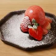 コースの締め。最後まで楽しんで頂けるように。旬の果物をデザートに仕立ててお出しします。
最も美味しい瞬間を最後の一皿にも込めて。振り返って余韻に包まれるひとときを。
