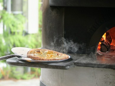 大きな薪窯で焼くピッツァ