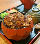 【単品】味噌汁・漬物
【御膳】味噌汁・漬物・炙り肉寿司（一貫）・小鉢・ミニ団子付き