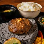 「近江牛」100％のハンバーグをライブ感ある演出と共に楽しむ逸品。遠赤外線効果のある溶岩石で、好みの焼き加減で楽しめます。