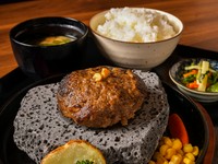 「近江牛」100%のハンバーグをライブ感ある演出と共に楽しむ逸品。遠赤外線効果のある溶岩石で、好みの焼き加減で楽しめます。