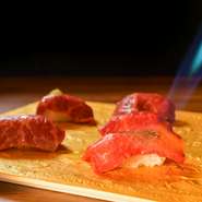 当日オススメ部位で握る肉寿司を、臨場感たっぷりのパフォーマンスと共に提供。目の前でお肉を炙る香ばしい演出から、仕上げのブラックペッパーに至るまで、“お客様を楽しませたい”そんな想いが詰まった一貫です。