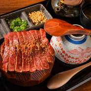 「近江牛」を満喫する、【肉究亭】自慢の逸品。絶妙に焼き上げたお肉をまずはそのまま一口。次は薬味風味に変化を与え、次はだしをかけて“お茶漬け風”に。自分に合った楽しみ方で「近江牛」を贅沢に堪能できます。