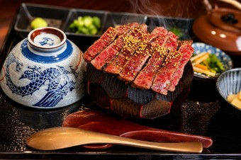 「近江牛」を贅沢に味わう『覇王の牛ひつまぶし』