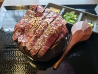 【単品】味噌汁・漬物
【御膳】味噌汁・漬物・炙り肉寿司（一貫）・小鉢・ミニ団子付き