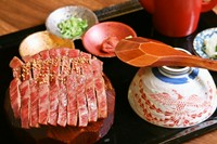 【単品】味噌汁・漬物
【御膳590円】味噌汁・漬物・炙り肉寿司(一貫)・小鉢・ミニ団子付き