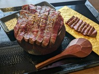 【単品】味噌汁・漬物
【御膳590円】味噌汁・漬物・炙り肉寿司(一貫)・小鉢・ミニ団子付き