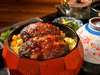 【単品】味噌汁・漬物
【御膳】味噌汁・漬物・炙り肉寿司（一貫）・小鉢・ミニ団子付き