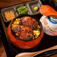 平和町【にくきゅうグリル】でも評判のハンバーグ。「近江牛」100％、肉汁をしっかり閉じ込めた単体でも絶品のハンバーグを、ひつまぶしスタイルで食す逸品です。いつもと違うハンバーグを味わってみませんか。