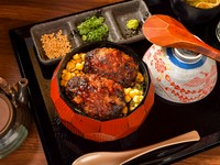 平和町【にくきゅうグリル】でも評判のハンバーグ。「近江牛」100%、肉汁をしっかり閉じ込めた単体でも絶品のハンバーグを、ひつまぶしスタイルで食す逸品です。いつもと違うハンバーグを味わってみませんか。