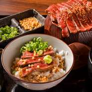 愛知県西部、尾張は戦国武将・織田信長の生まれた地としても知られる地。『覇王の牛ひつまぶし』は信長公にも縁深い、滋賀と岐阜の名産品を一つの器で楽しめる名物メニュー。かつての尾張に想いを馳せてみませんか。