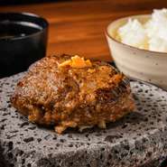 滋賀より仕入れる「近江牛」。直接仕入れを行うことで、鮮度・質にこだわった食材を入手。さらに抑えた仕入れコストはゲストに還元しています。「近江牛」をリーズナブルに楽しめる点もお店ならではの魅力です。