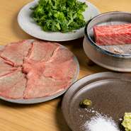 和牛の全国大会で日本一にも輝いた「おおいた和牛」を生産地から安定仕入れ。シャトーブリアンなどの高級部位も楽しめるコース料理で披露しています。赤身刺し、レア肉など和牛の持ち味を活かした料理も多数！