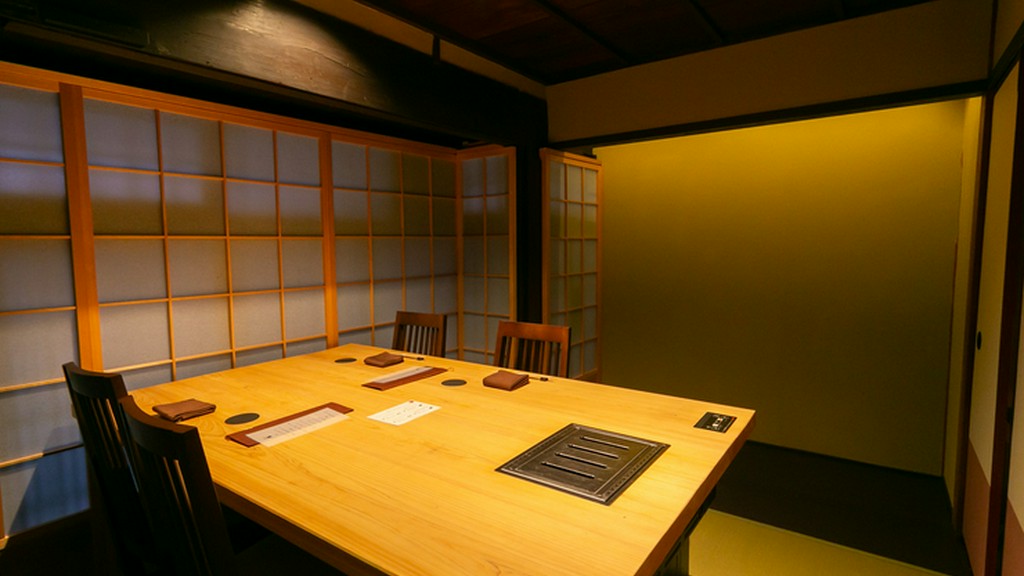 趣が異なる完全個室が4部屋あり、祇園の隠れ家のような贅沢感