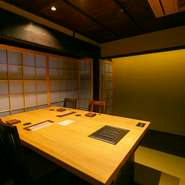 1階と2階に完全貸切の個室をゆったり配置。2～4名に対応する「店の間」と「離れの間」、最大6名の「奥の間」、最大10名の「宴の間」があり、各々趣が異なるのも魅力です。個室使用料は1名様5,500円（税込）。