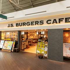 木の温もりと開放感のある異国情緒溢れる店内