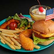 大人と同じようなバーガーを食べたいキッズには、こだわりの味をそのままミニサイズにアレンジしたプレートがオススメ。席間も広めに設えられており、小さな子どもと一緒にゆったりとした食事の時間を過ごせます。