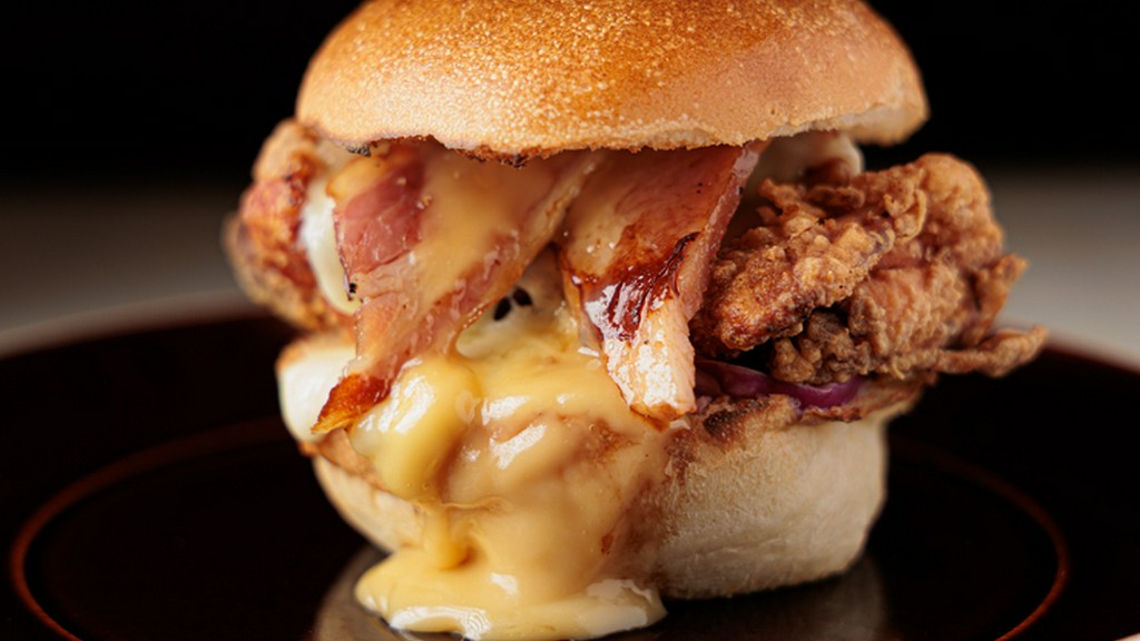 カリカリのチキンが食感のアクセント『メープルチキンチーズバーガー』