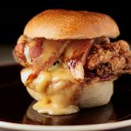 スパイスのきいたフライドチキン、香ばしく焼いたベーコンがメインとなっているバーガーです。ソースは甘じょっぱいメイプルマヨーネーズ。食感の良さとソルト＆スイートのバランスが素晴らしい逸品です。