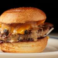 食欲をそそるニンニク風味のマッシュルームソースが味の決め手です。ブラウンマッシュルームとエリンギ、しめじの3種類がソテーされバルサミコソースと絡められており、コク深い旨みがパティとよく合います。