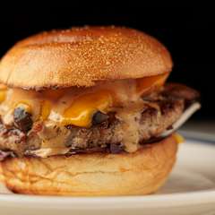 キノコの旨みとニンニクの香りが絶妙『グリルマッシュルームチーズバーガー』