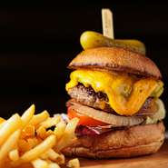 味付けに使っているのは、柚子の香りがほんのりと漂う日本の醤油。和風の味わいがプラスされた贅沢なアメリカンバーガーです。トッピングされたピクルスも加わり、サッパリと仕上がっています。