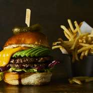 グルメバーガーの先駆けとして誕生した看板メニューで、不動の人気を誇る逸品です。バンズやパティ、フレッシュなアボカドなど、素材が織り成す特別感、そして高い満足度のあるボリューム感も魅力的です。