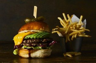 シェフのこだわりが凝縮された『J.S. プレミアムバーガー』