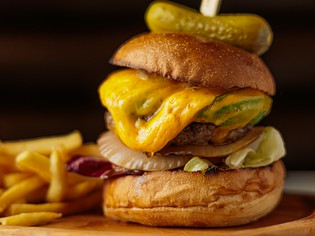 ジューシーなパティに欠かせない、ブラックアンガス牛＆和牛