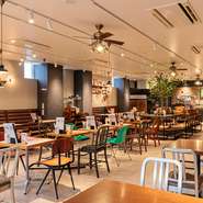 現在のグルメバーガーを先駆けて誕生した創業24年の【J.S. BURGERS CAFE】。「umie店」では開放的な空間の中で、ゆったりと食事を楽しめます。女子会や家族で過ごすひと時にも最適です。