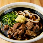 自家製だしと北九州の醤油を合わせることで、濃くて黒い濃厚スープが完成。食欲がそそられ、お肉も麺もズズッと一気にすすり上げたくなります。
※画像は「うどん」です。