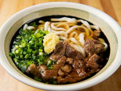 だしの香りが鼻から抜ける、透明感のあるスープが自慢『白肉うどん・そば』